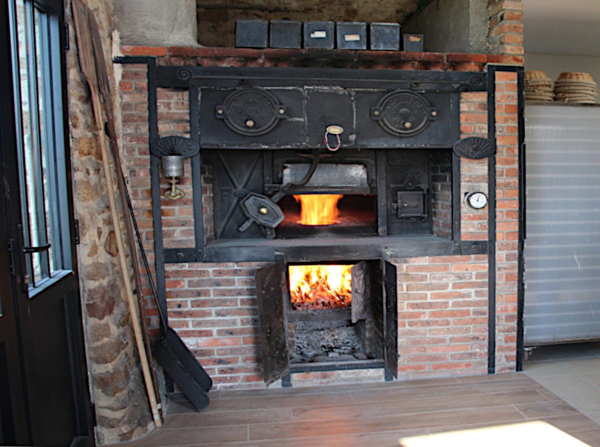 Le four à bois maçonné, à l'intérieur du fournil